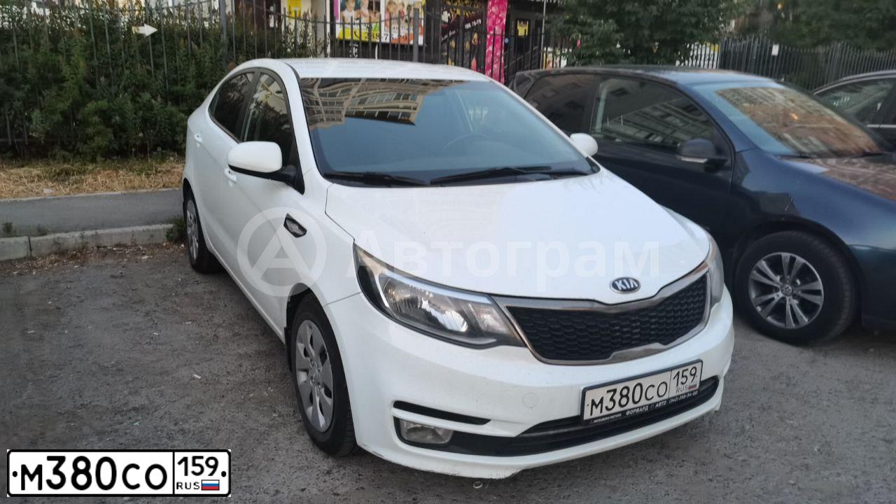 Фото автомобиля KIA RIO, 2016 — госномер М380СО159. Цвет: БЕЛЫЙ