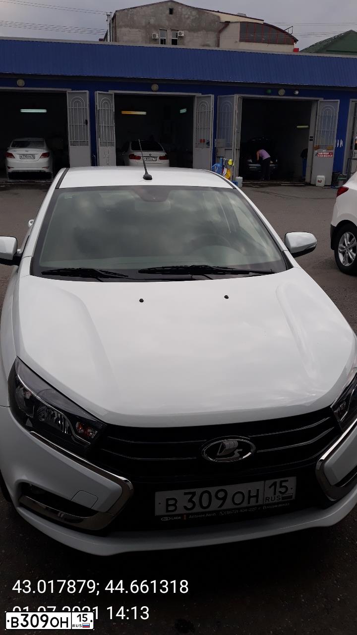 Фото автомобиля LADA VESTA, 2017 — госномер В309ОН15. Цвет: БЕЛЫЙ