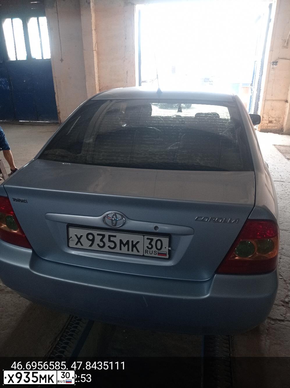 Фото автомобиля TOYOTA COROLLA, 2005 — госномер Х935МК30. Цвет: Серебристо-Светло-Голубой