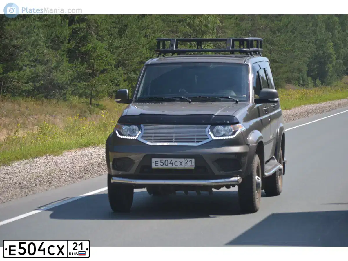 Фото автомобиля UAZ 3163 PATRIOT, 2016 — госномер Е504СХ21. Цвет: Коричнево-Серый Металлик
