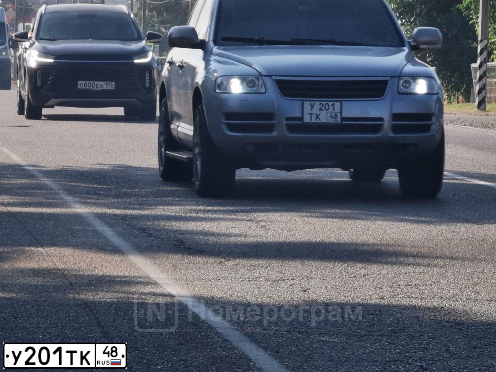 Фото автомобиля VOLKSWAGEN TOUAREG, 2003 — госномер У201ТК48. Цвет: Серо-голубой