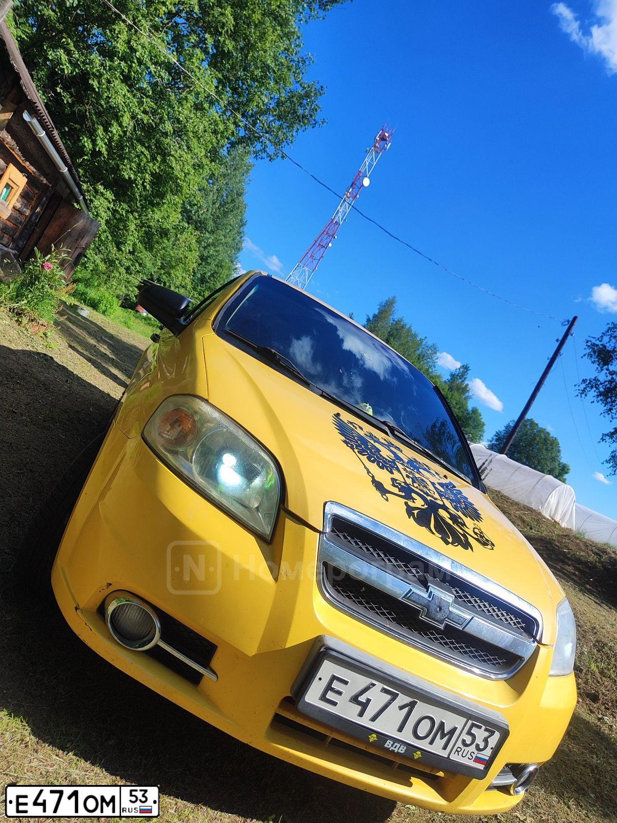 Фото автомобиля CHEVROLET AVEO, 2008 — госномер Е471ОМ53. Цвет: ЖЕЛТЫЙ