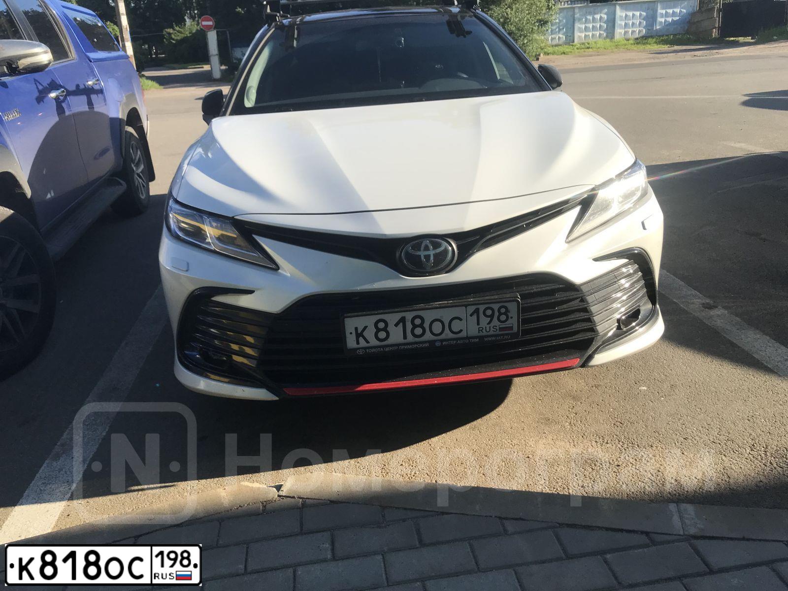 Фото автомобиля TOYOTA CAMRY, 2021 — госномер Н793КМ198. Цвет: Белый черный 