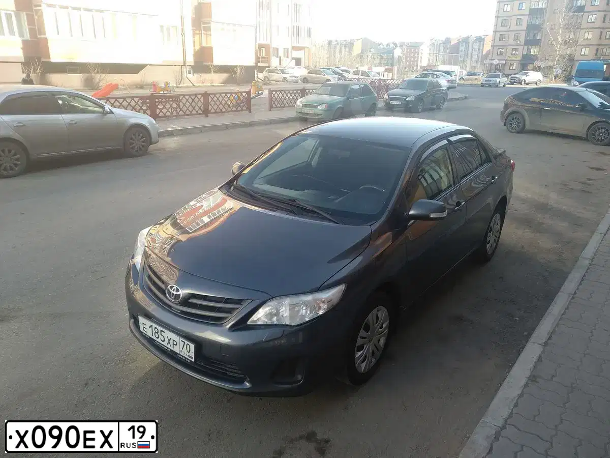 Фото автомобиля TOYOTA COROLLA, 2013 — госномер Х090ЕХ19. Цвет: ЧЕРНЫЙ