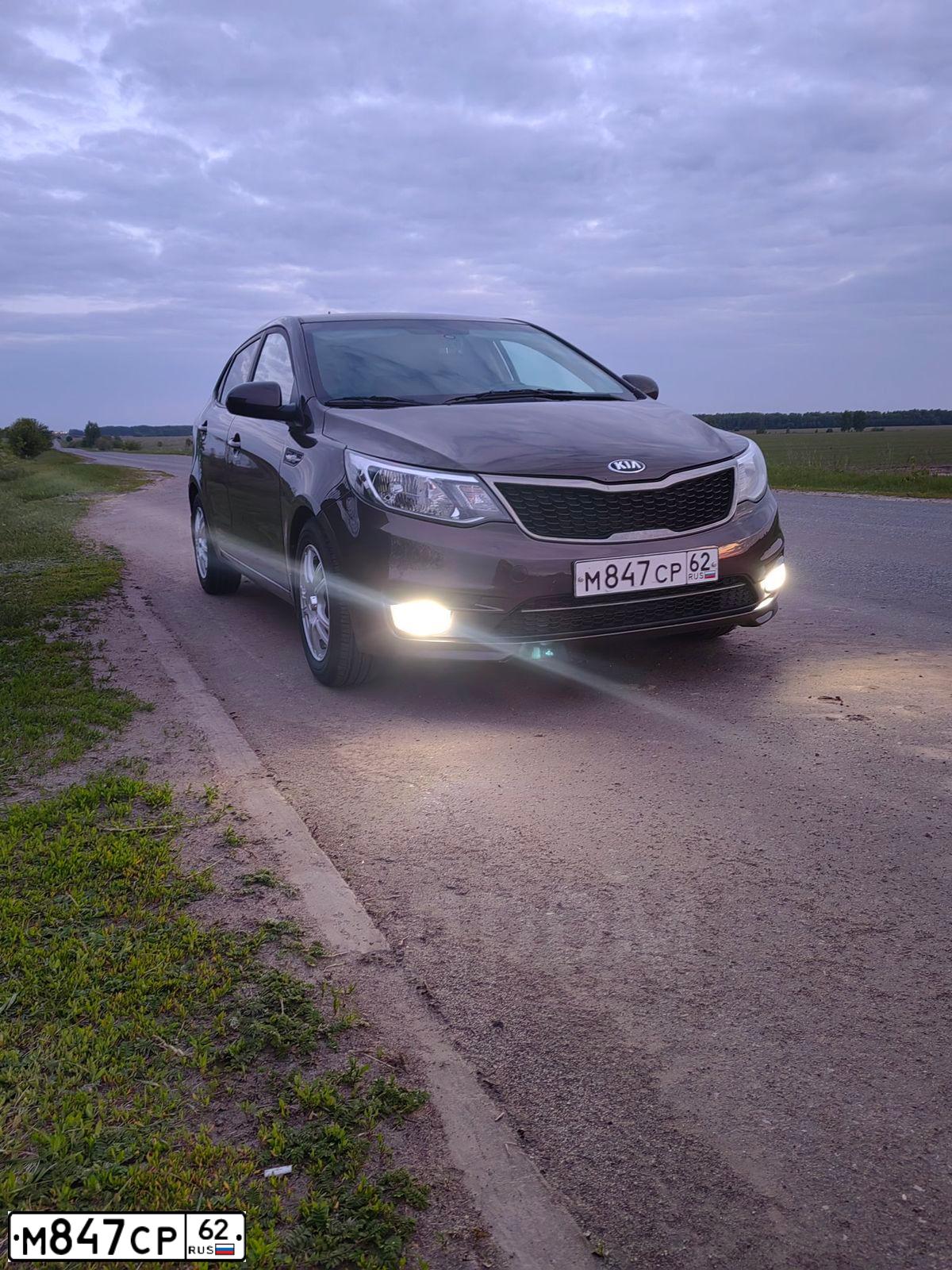 Фото автомобиля KIA RIO, 2016 — госномер М847СР62. Цвет: Коричневый