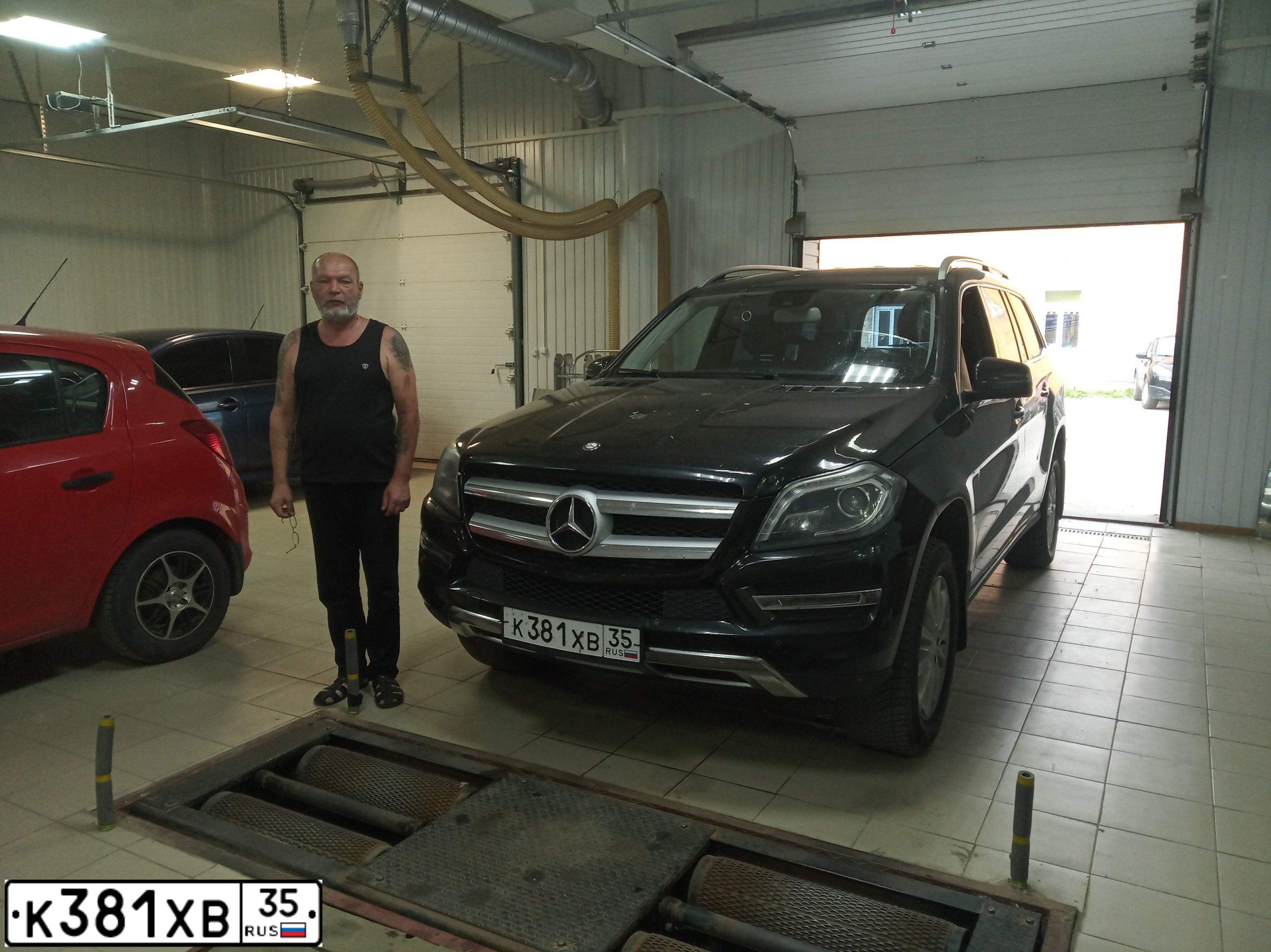Фото автомобиля MERCEDES GL-KLASSE, 2016 — госномер К381ХВ35. Цвет: ЧЕРНЫЙ