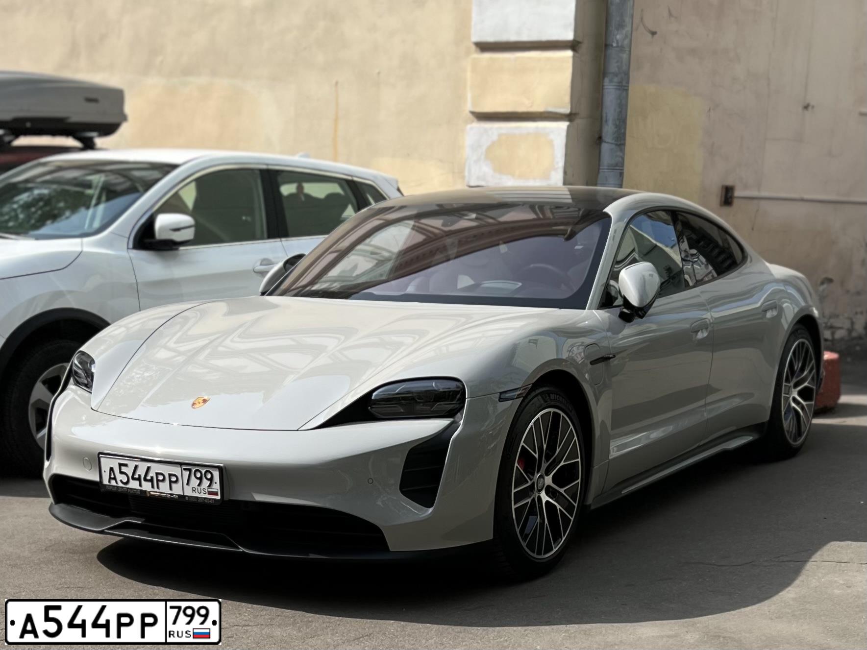 Фото автомобиля PORSCHE TAYCAN, 2021 — госномер О735КТ977. Цвет: СЕРЫЙ