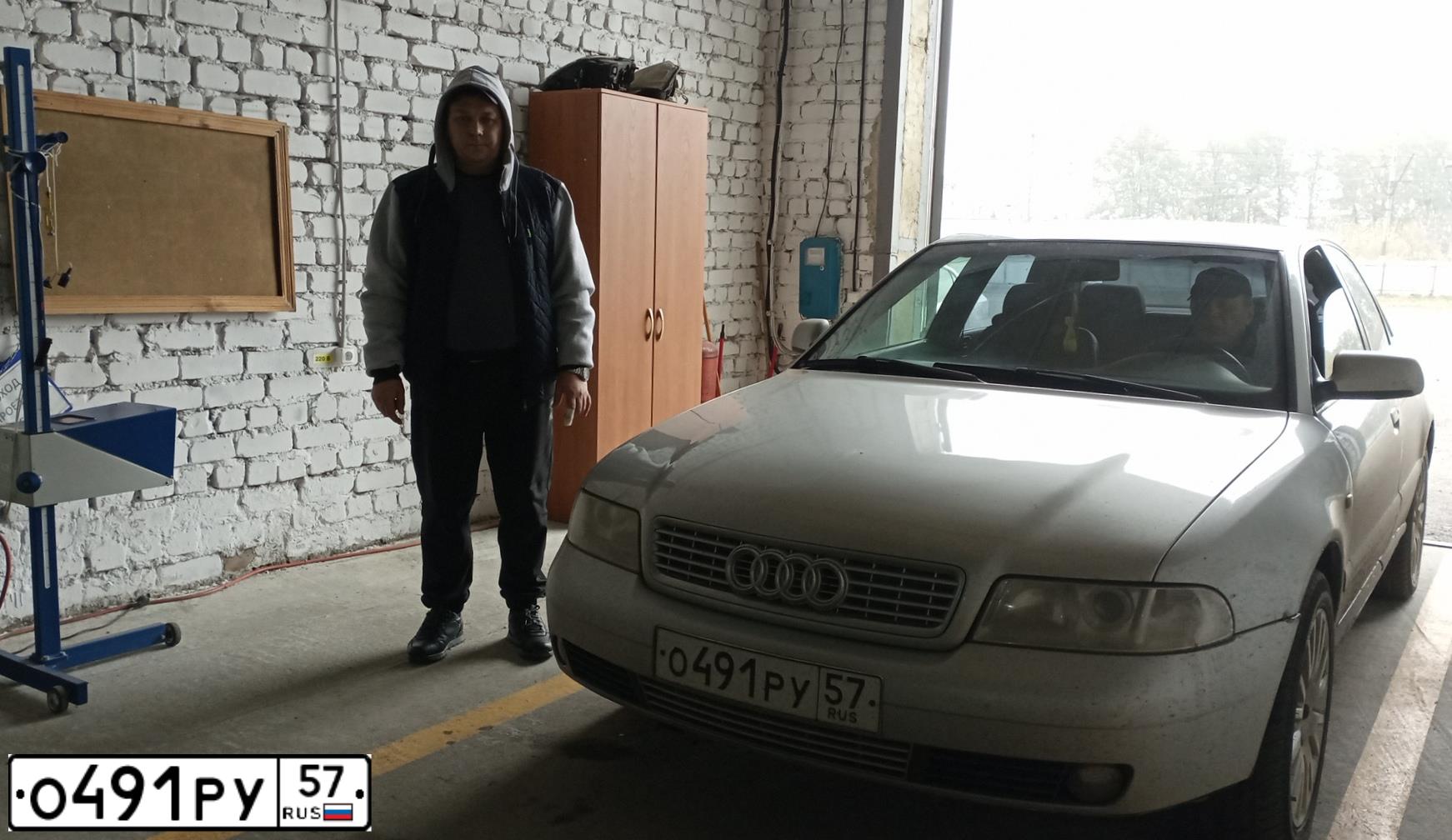 Фото автомобиля АУДИ А4, 1999 — госномер Р584НС48. Цвет: БЕЛЫЙ СЕРЕБРИСТЫЙ