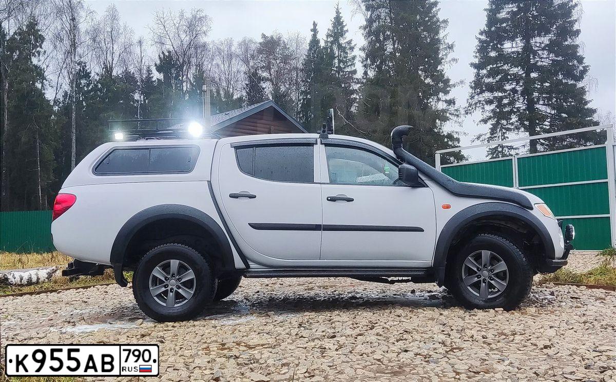 Фото автомобиля MITSUBISHI L 200, 2007 — госномер К955АВ790. Цвет: СЕРЕБРИСТЫЙ