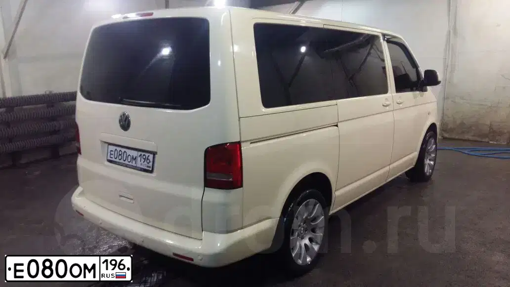 Фото автомобиля VOLKSWAGEN CARAVELLE, 2010 — госномер О806УУ44. Цвет: БЕЛО-ЖЕЛТЫЙ