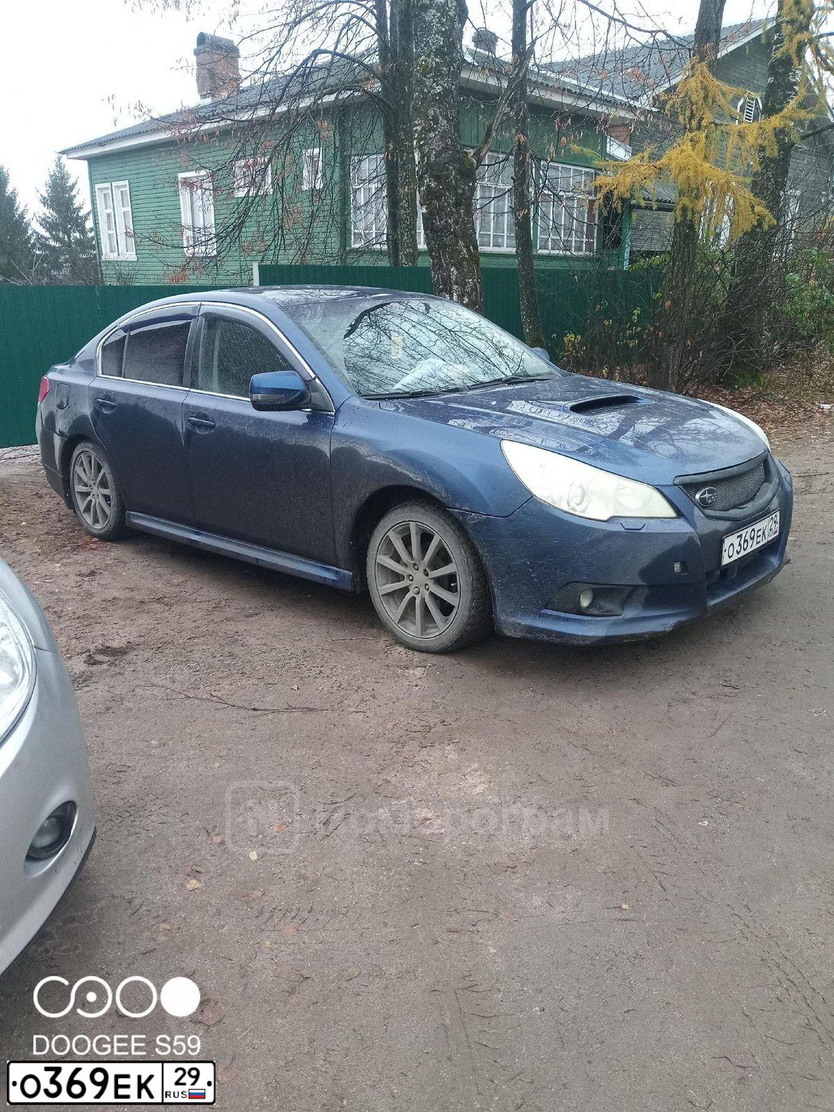 Фото автомобиля SUBARU LEGACY, 2011 — госномер О832УК29. Цвет: синий