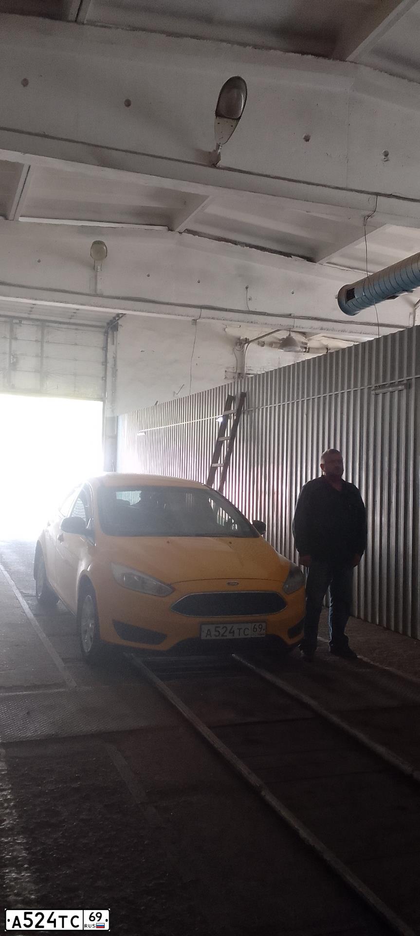 Фото автомобиля FORD FOCUS, 2015 — госномер Р877ЕТ797. Цвет: ЖЕЛТЫЙ