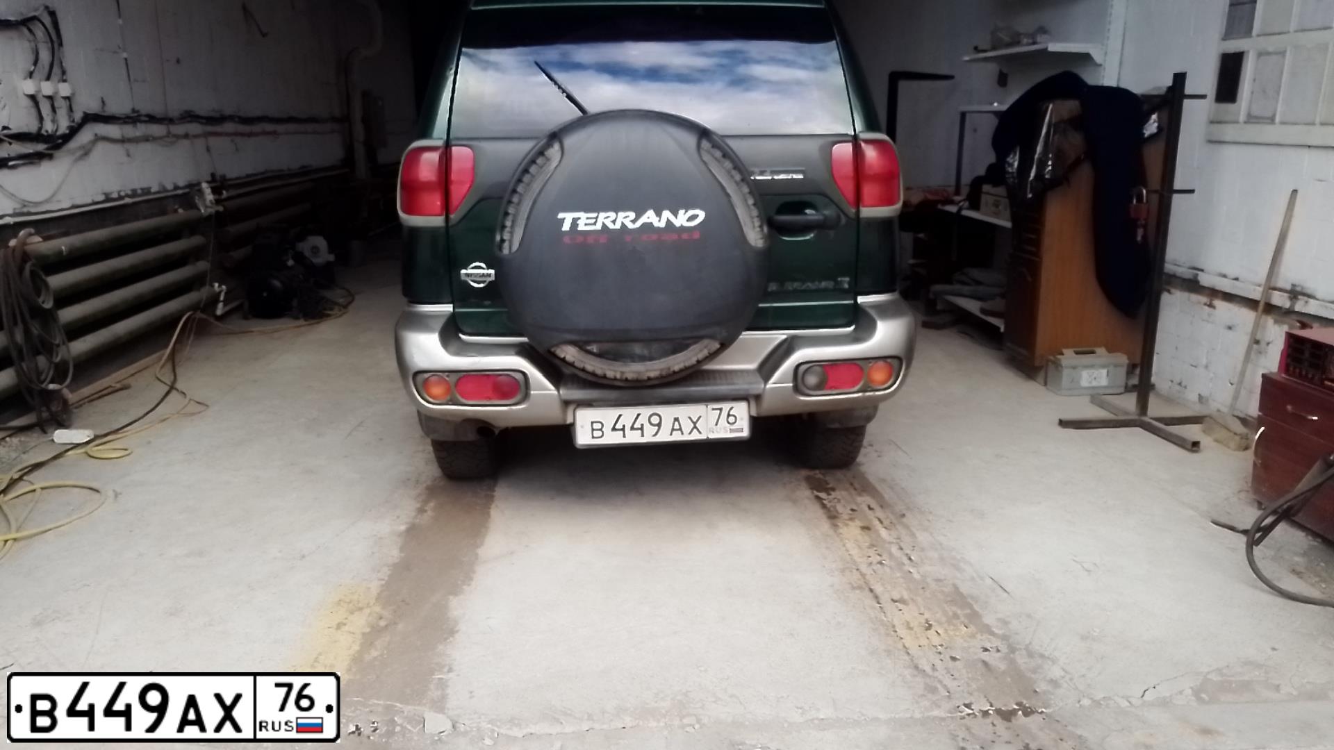 Фото автомобиля NISSAN TERRANO, 2001 — госномер Х803ОХ43. Цвет: Зеленый Серый