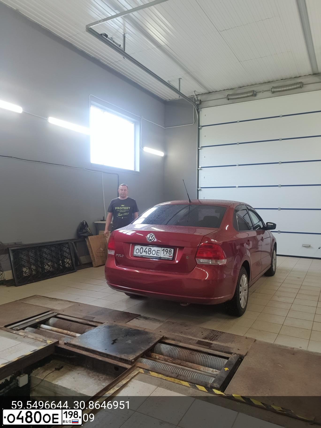Фото автомобиля VOLKSWAGEN POLO, 2011 — госномер Е963ЕХ147. Цвет: ВИШНЕВО-КРАСНЫЙ