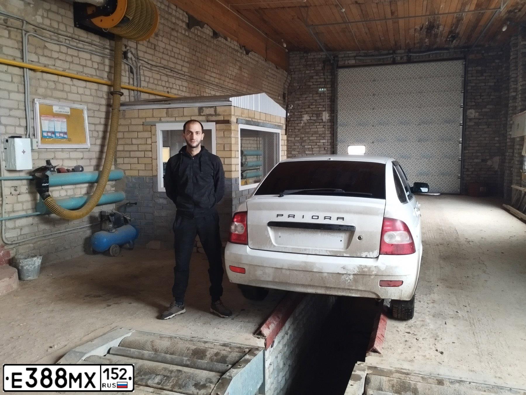 Фото автомобиля LADA 2172 PRIORA, 2011 — госномер А118ЕН252. Цвет: Белый