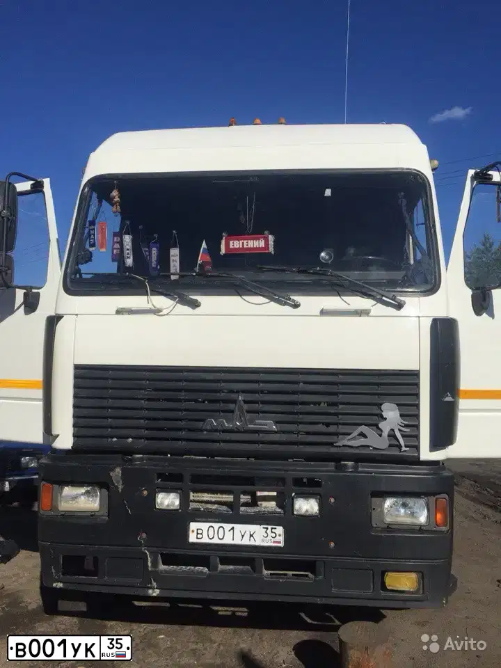 Фото автомобиля MAZ 6430 /6X4/, 2011 — госномер В001УК35. Цвет: Белый