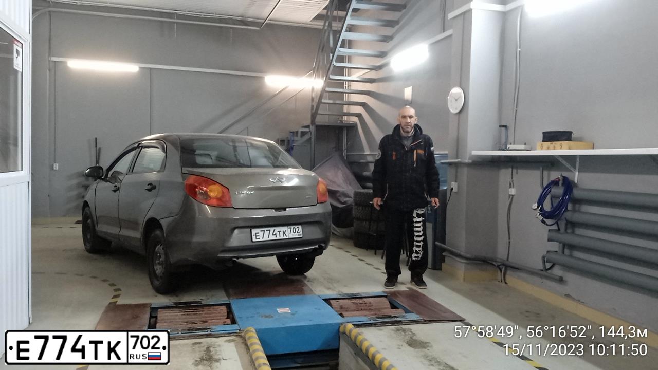 Фото автомобиля CHERY BONUS /A13/, 2012 — госномер Е774ТК702. Цвет: СЕРО-ЗЕЛЕНЫЙ