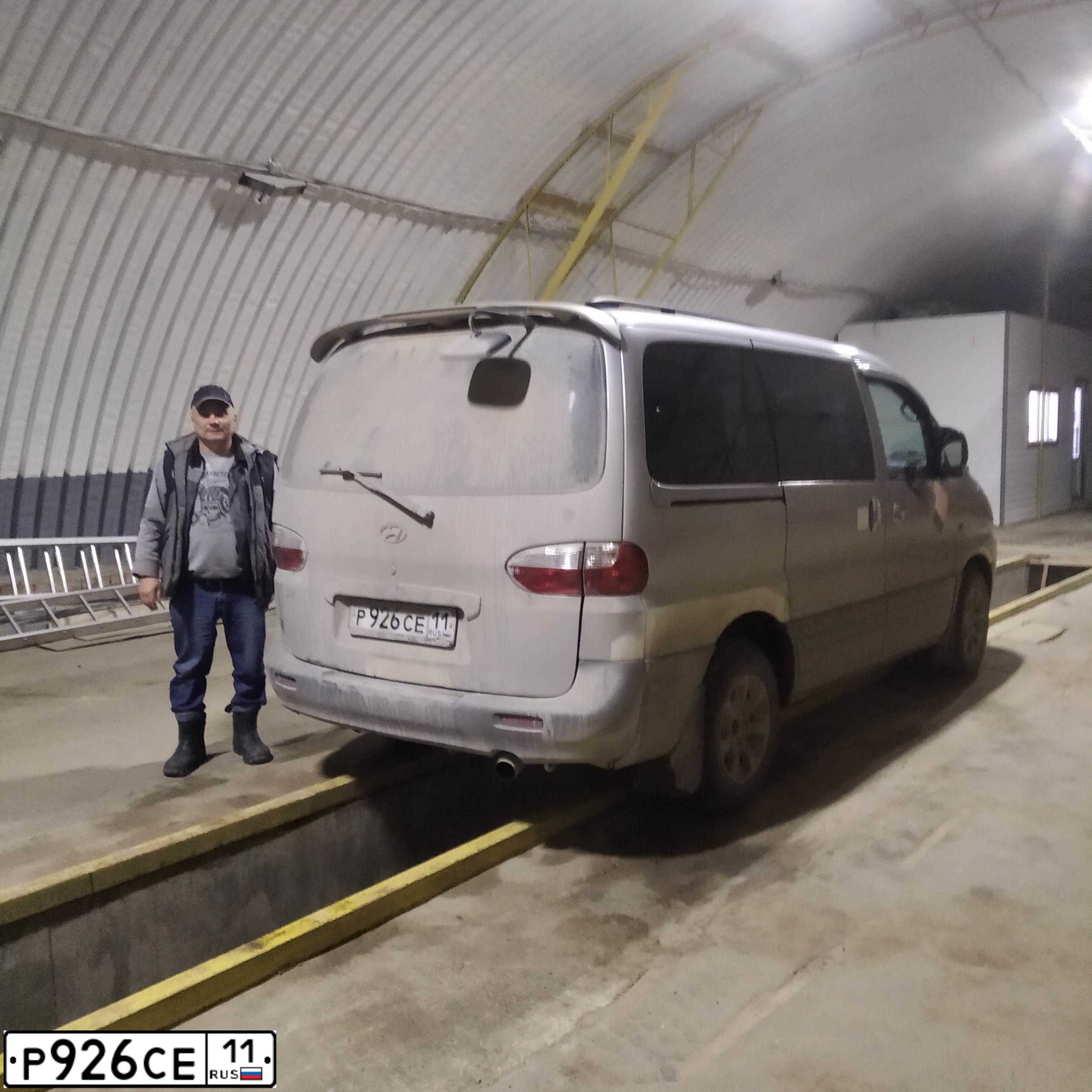 Фото автомобиля HYUNDAI STAREX, 2002 — госномер Р825ТХ11. Цвет: ТЕМНО-СЕРЫЙ