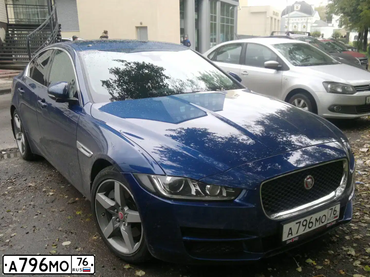 Фото автомобиля JAGUAR XE-SERIE, 2016 — госномер М141АК797. Цвет: синий