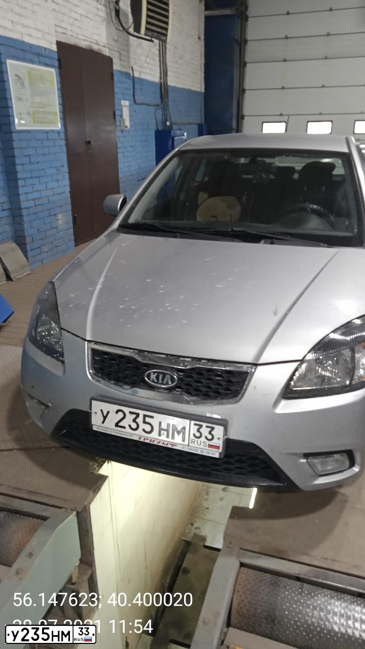 Фото автомобиля KIA RIO, 2011 — госномер У235НМ33. Цвет: Серебристый