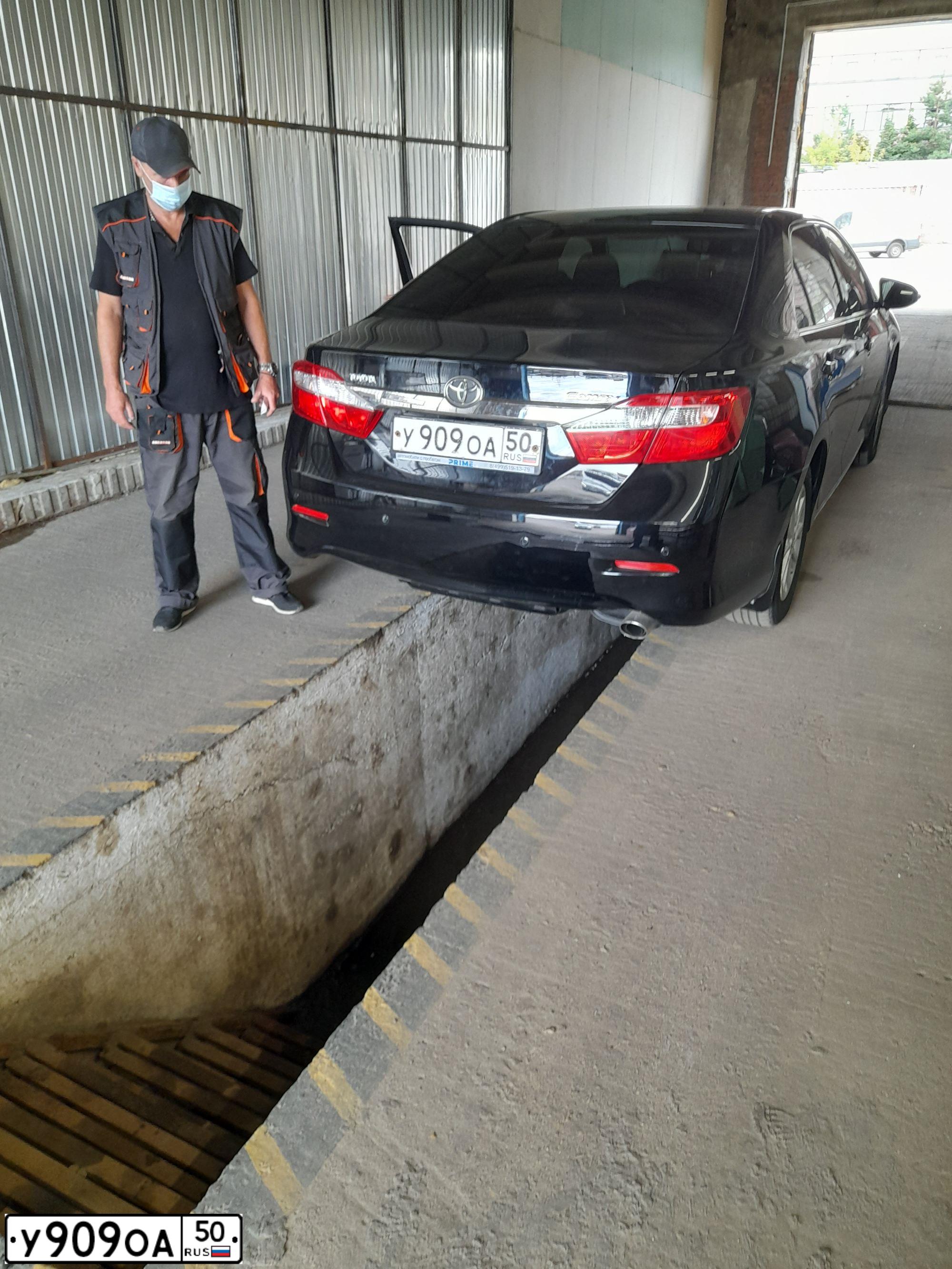 Фото автомобиля TOYOTA CAMRY, 2013 — госномер У909ОА50. Цвет: ЧЕРНЫЙ