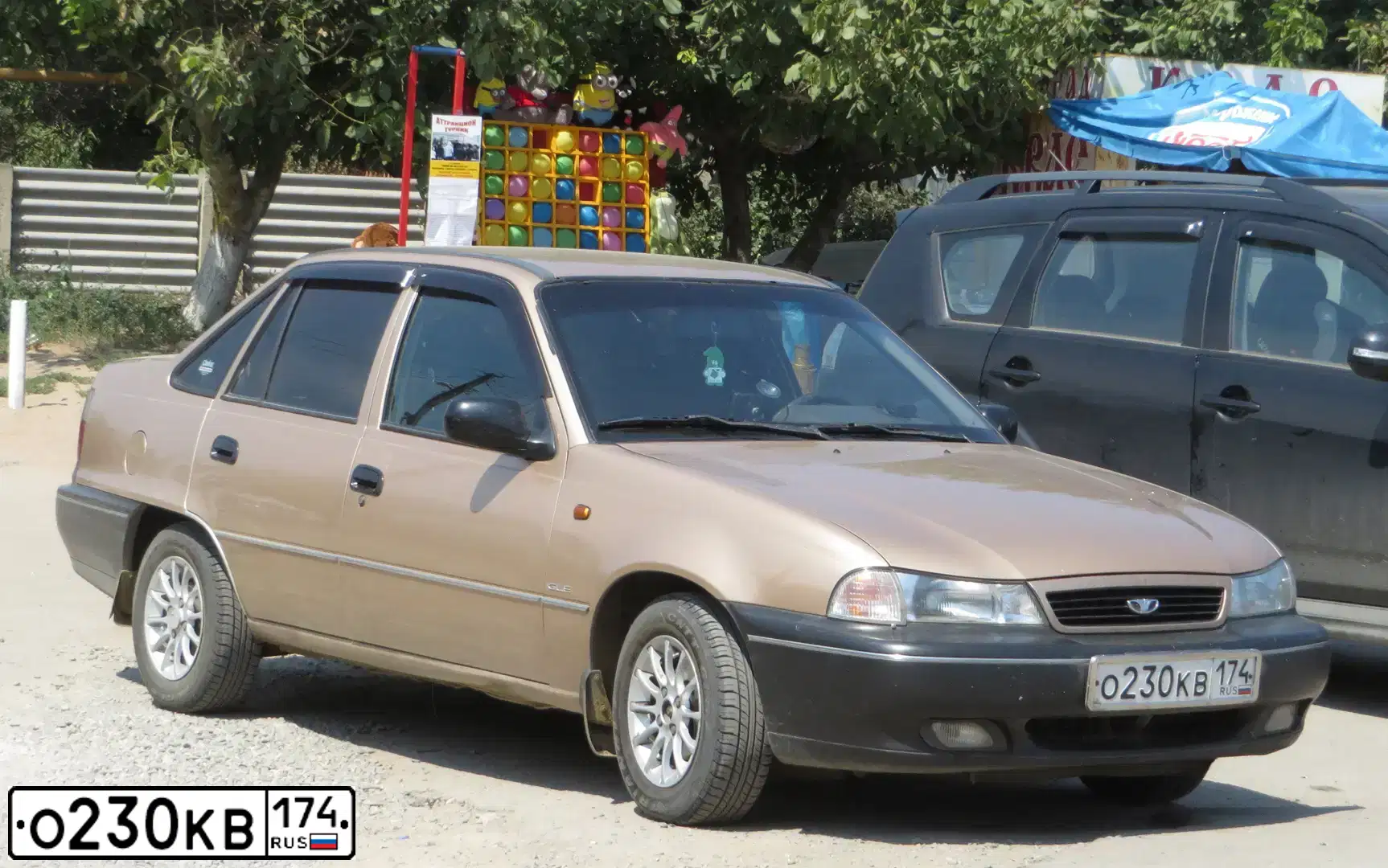 Фото автомобиля DAEWOO NEXIA, 2001 — госномер О230КВ174. Цвет: БЕЖЕВЫЙ