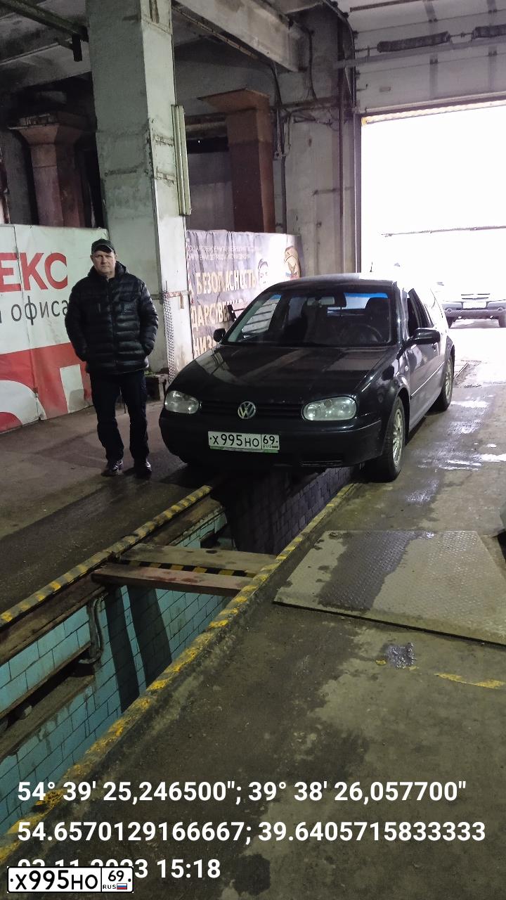 Фото автомобиля VOLKSWAGEN GOLF, 2002 — госномер Е051УА62. Цвет: ЧЕРНЫЙ