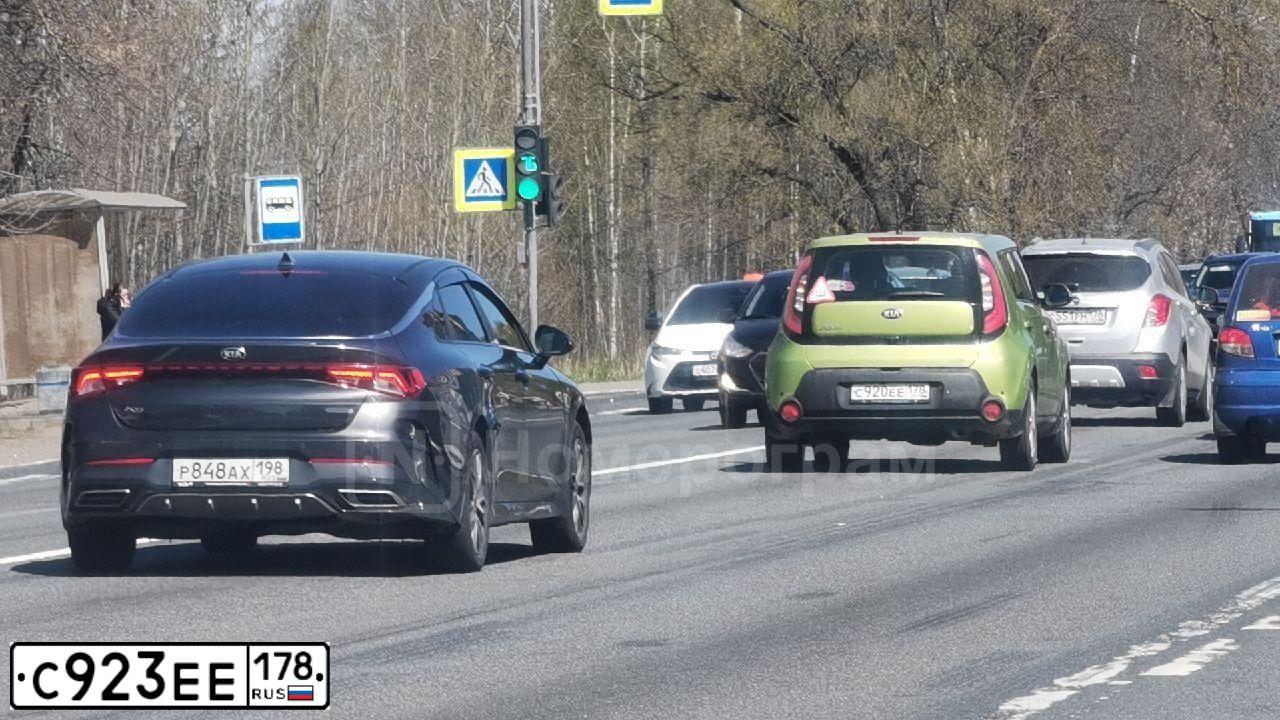 Фото автомобиля KIA SPORTAGE, 2016 — госномер Е137ХЕ198. Цвет: КОРИЧНЕВЫЙ