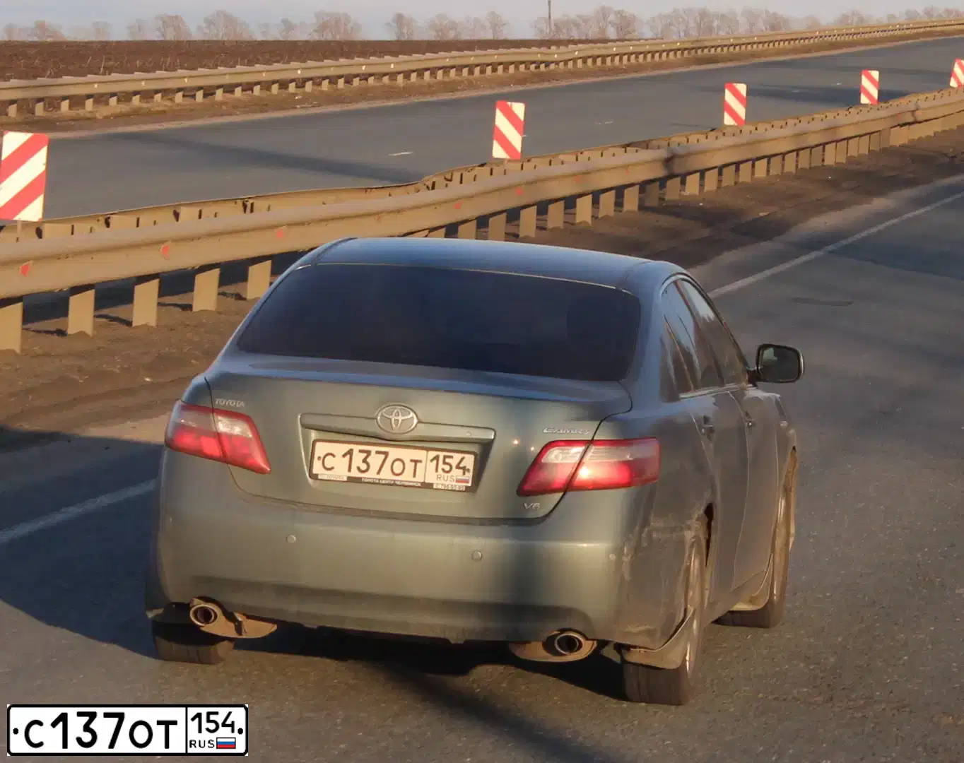 Фото автомобиля TOYOTA CAMRY, 2007 — госномер С137ОТ154. Цвет: бирюзовый