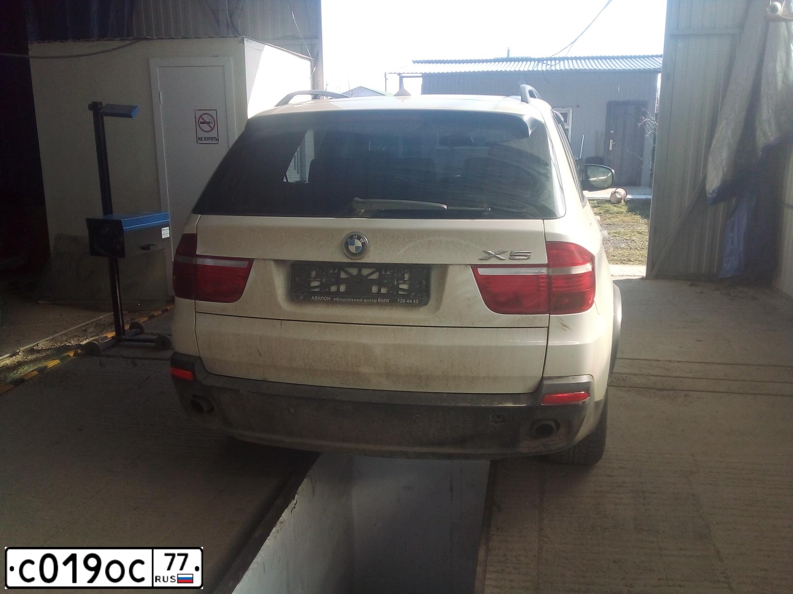 Фото автомобиля БМВ Х5, 2008 — госномер Р088ТН126. Цвет: Белый