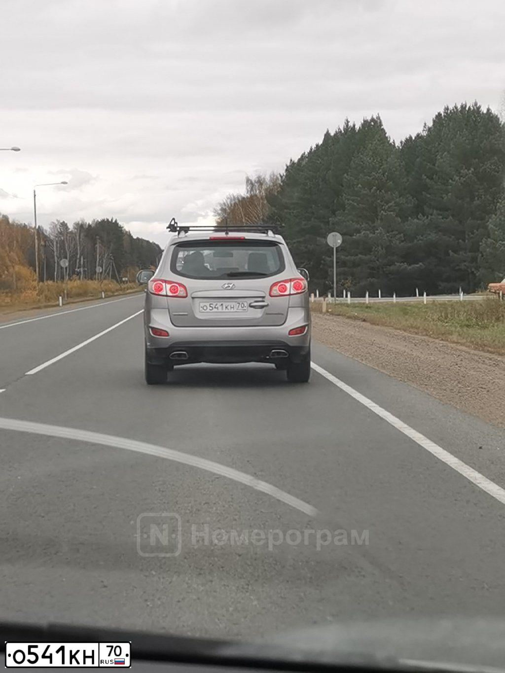 Фото автомобиля HYUNDAI SANTA FE, 2010 — госномер О541КН70. Цвет: СЕРЫЙ