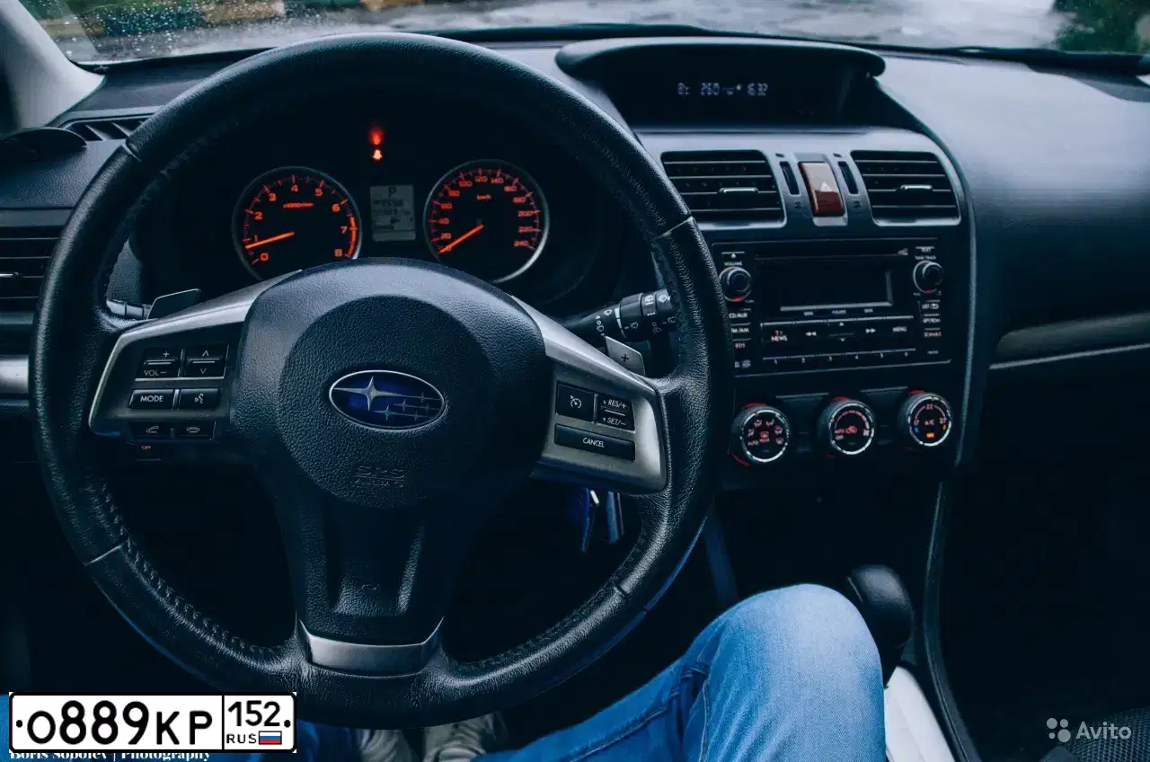 Фото автомобиля SUBARU IMPREZA, 2014 — госномер О889КР152. Цвет: БЕЛЫЙ
