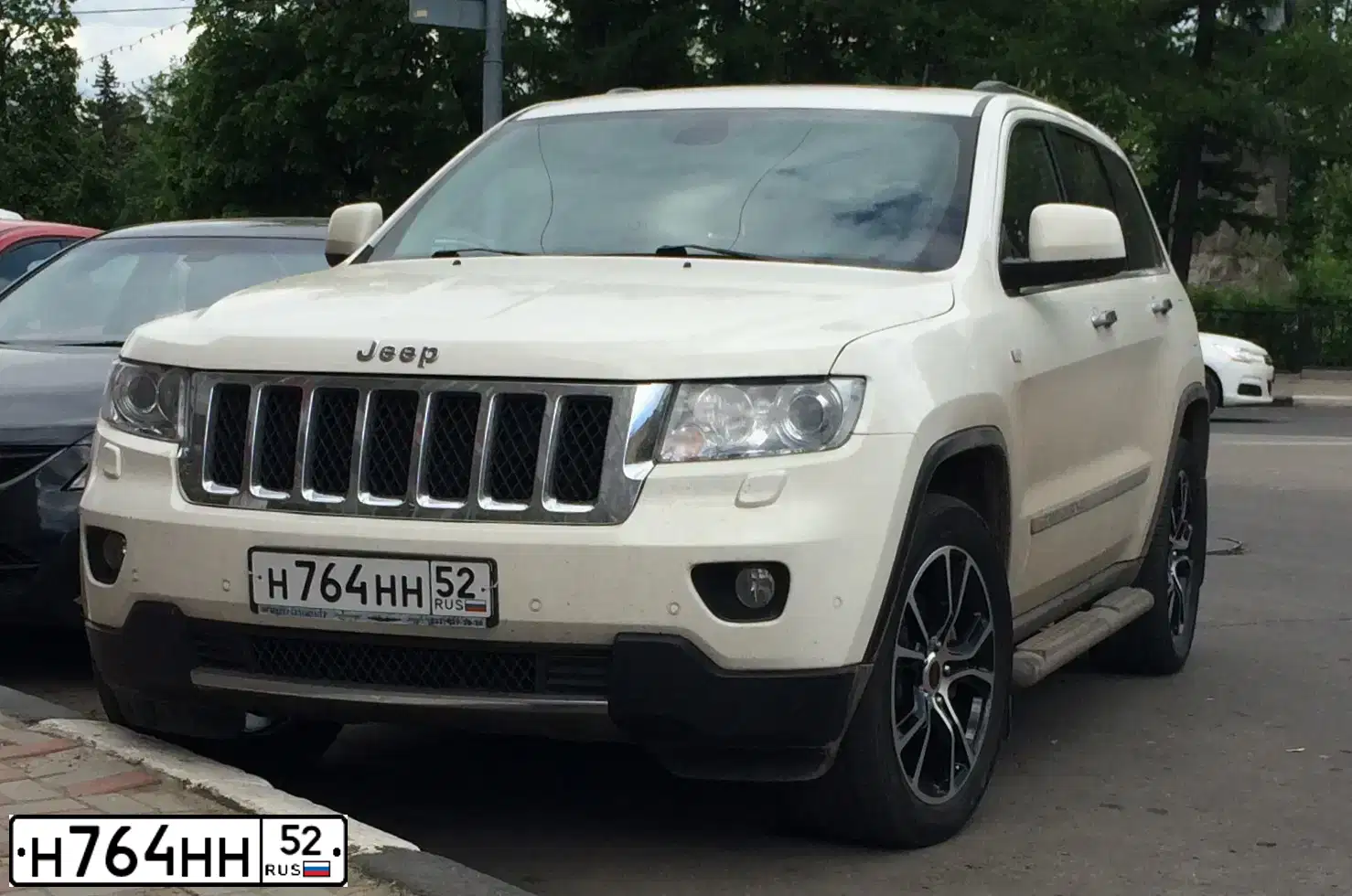 Фото автомобиля JEEP GRAND CHEROKEE, 2012 — госномер Н764НН52. Цвет: БЕЛЫЙ