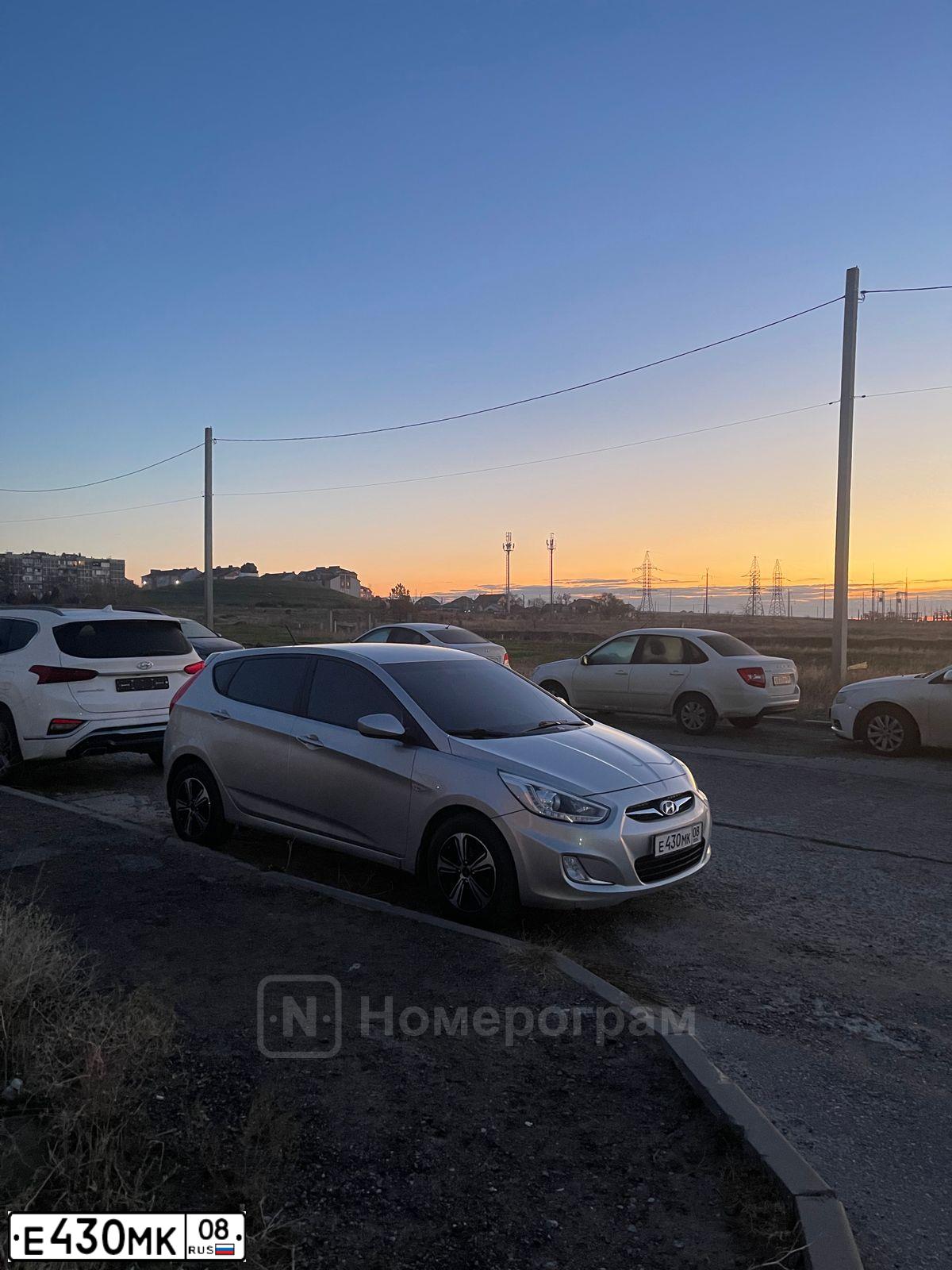 Фото автомобиля HYUNDAI SOLARIS, 2013 — госномер Е430МК08. Цвет: СЕРЫЙ