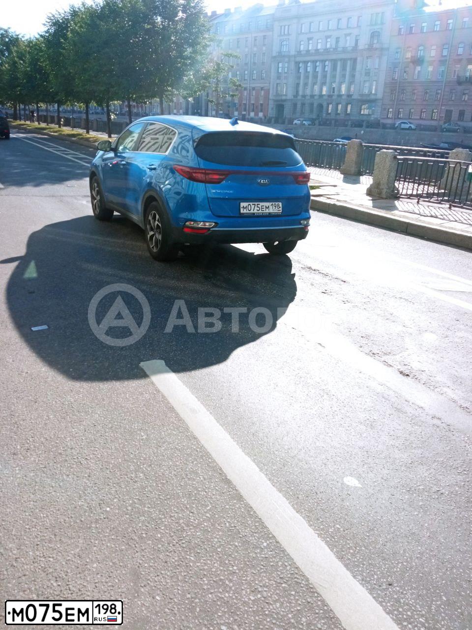 Фото автомобиля KIA SPORTAGE, 2020 — госномер М075ЕМ198. Цвет: синий