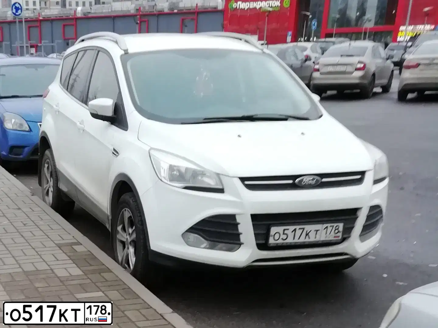 Фото автомобиля FORD KUGA, 2013 — госномер О517КТ178. Цвет: Белый