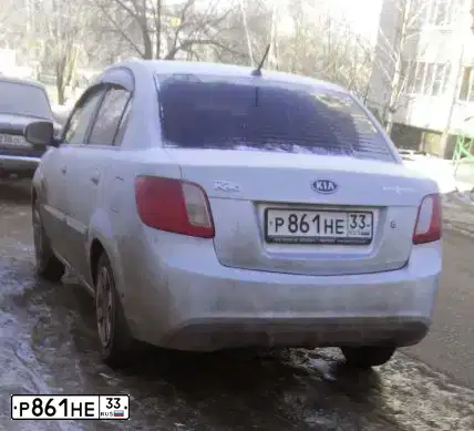 Фото автомобиля KIA RIO, 2011 — госномер Р861НЕ33. Цвет: СЕРЕБРИСТЫЙ