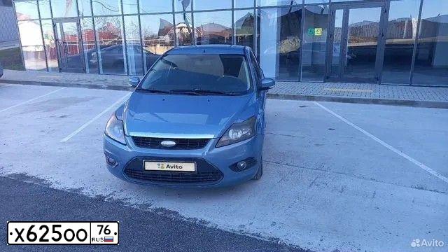 Фото автомобиля FORD FOCUS, 2009 — госномер Р538ХА799. Цвет: Серебристый
