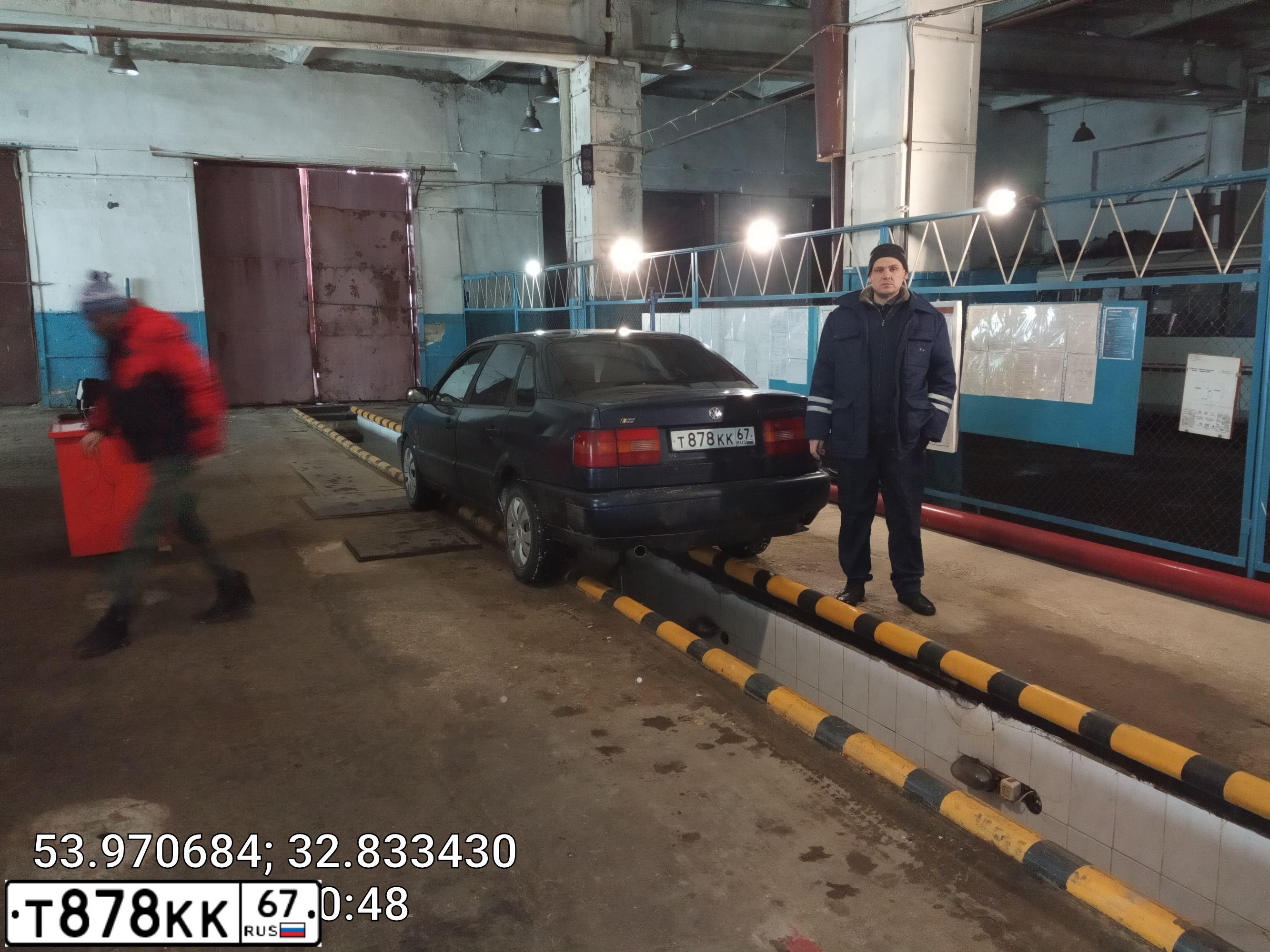 Фото автомобиля VOLKSWAGEN PASSAT, 1993 — госномер М144РТ67. Цвет: синий