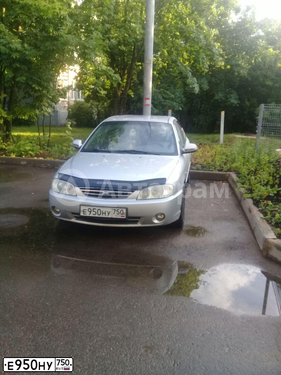 Фото автомобиля KIA SPECTRA, 2009 — госномер Е950НУ750. Цвет: Серебристо-серый