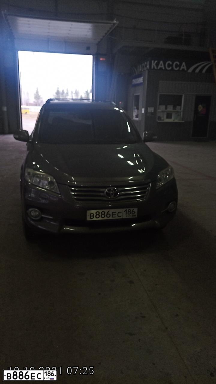 Фото автомобиля TOYOTA RAV4, 2010 — госномер А211УА178. Цвет: бронзовый