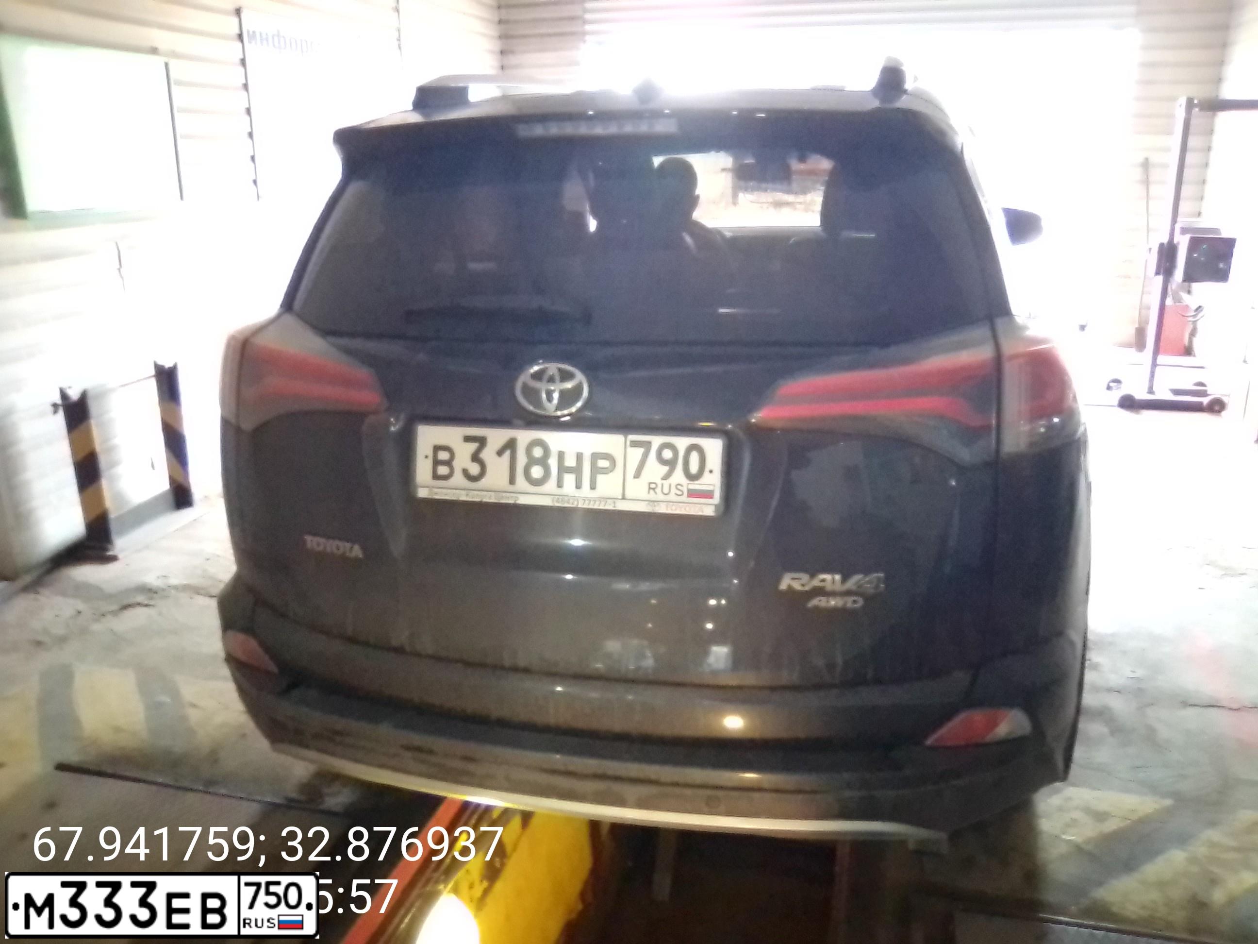 Фото автомобиля CADILLAC SRX, 2005 — госномер М333ЕВ750. Цвет: СВЕТЛО-СЕРЫЙ
