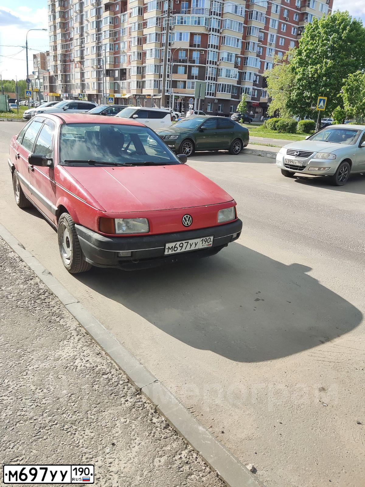 Фото автомобиля VOLKSWAGEN PASSAT, 1989 — госномер М697УУ190. Цвет: КРАСНЫЙ