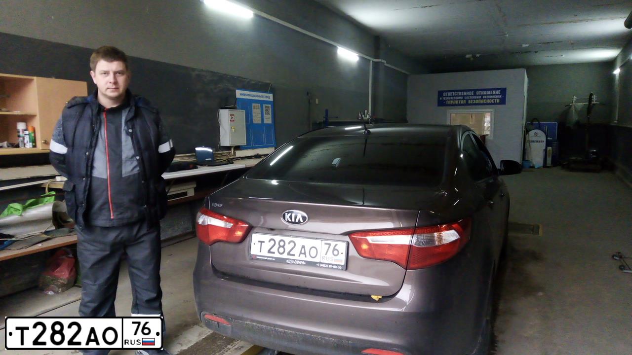 Фото автомобиля KIA RIO, 2014 — госномер Т282АО76. Цвет: Коричневый