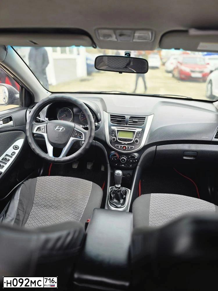 Фото автомобиля HYUNDAI SOLARIS, 2011 — госномер Н092МС716. Цвет: ЧЕРНО-СЕРЫЙ