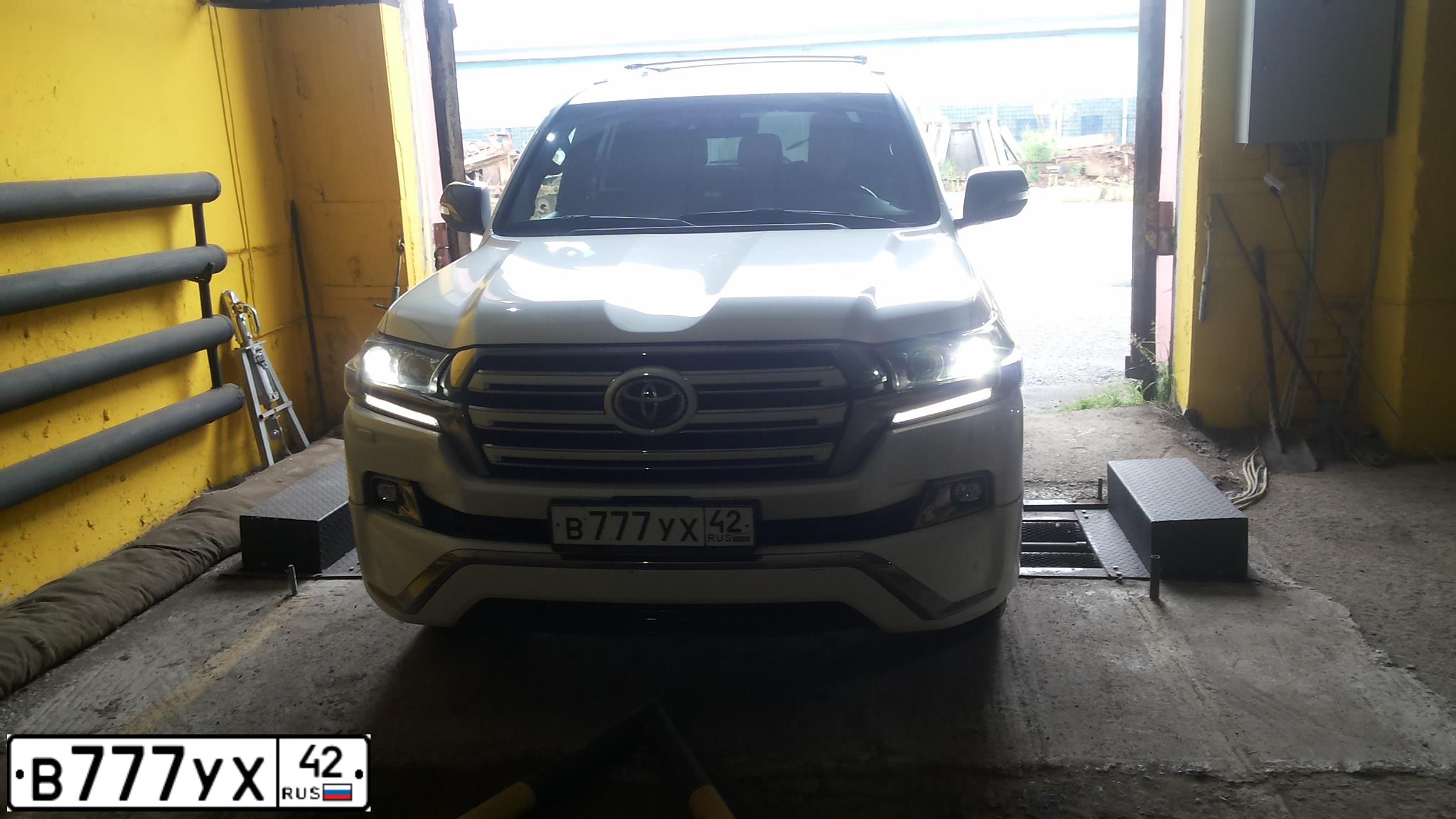 Фото автомобиля AUDI Q7, 2010 — госномер В777УХ42. Цвет: Коричневый