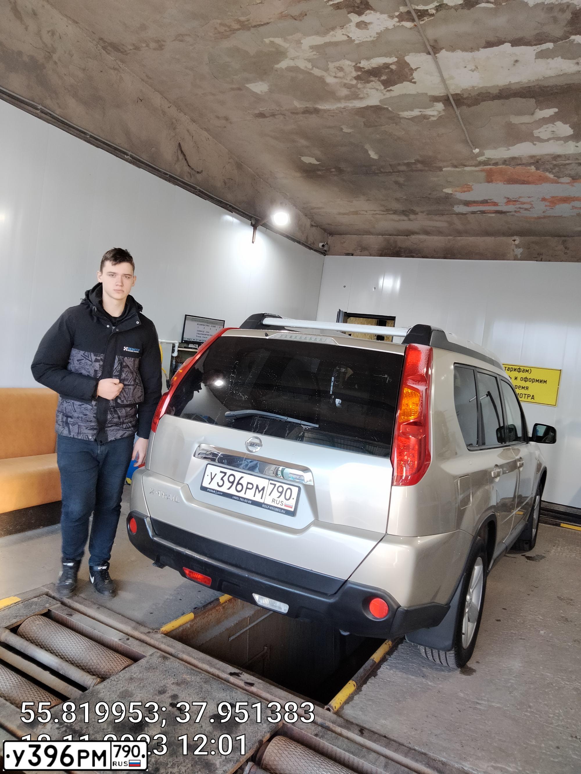 Фото автомобиля NISSAN X-TRAIL, 2008 — госномер Е982МЕ790. Цвет: ЗОЛОТИСТЫЙ