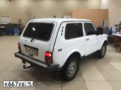 Фото автомобиля LADA 2121 NIVA, 2010 — госномер Х481ЕУ31. Цвет: ЯРКО-БЕЛЫЙ