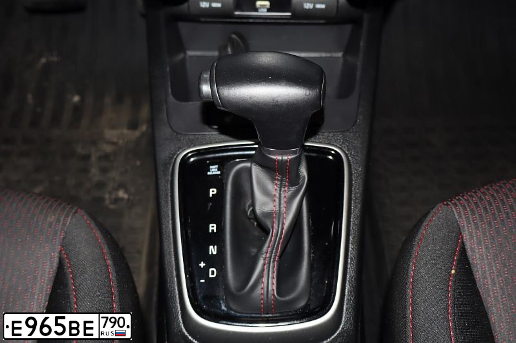 Фото автомобиля KIA RIO, 2020 — госномер К313ВН550. Цвет: Белый