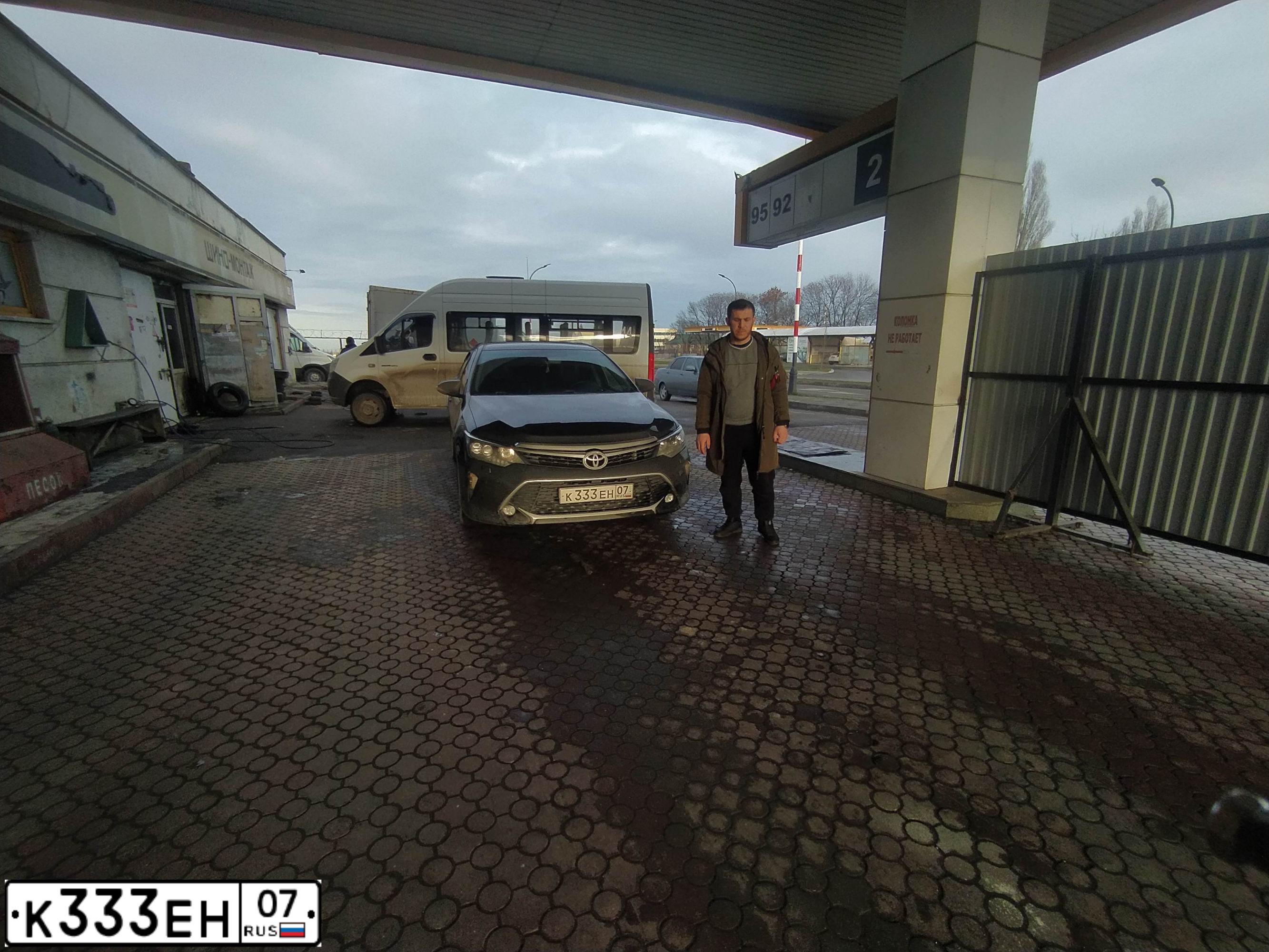 Фото автомобиля TOYOTA CAMRY, 2013 — госномер К333ЕН07. Цвет: ЧЕРНЫЙ МЕТАЛЛИК